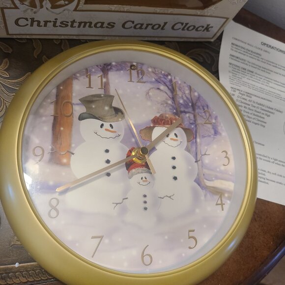 Feldstein Christmas Carol Clock 8" Plays 12 Carols Light Sensor New in Box - Picture 2 of 8